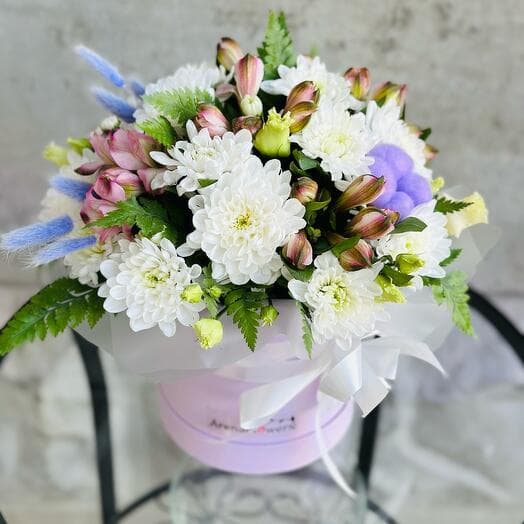 Composition with alstromerias and chrysanthemum "Lagurus"