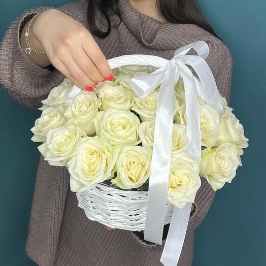 Корзина белых роз