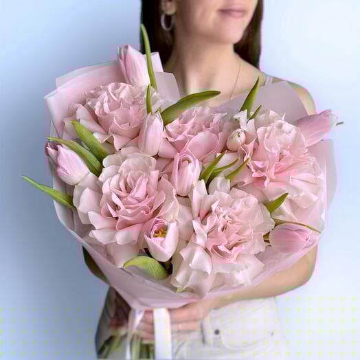 Нежный букет французские розы и тюльпаны