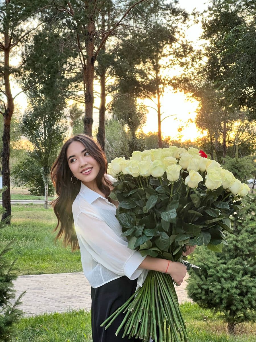 101 White Roses Royal