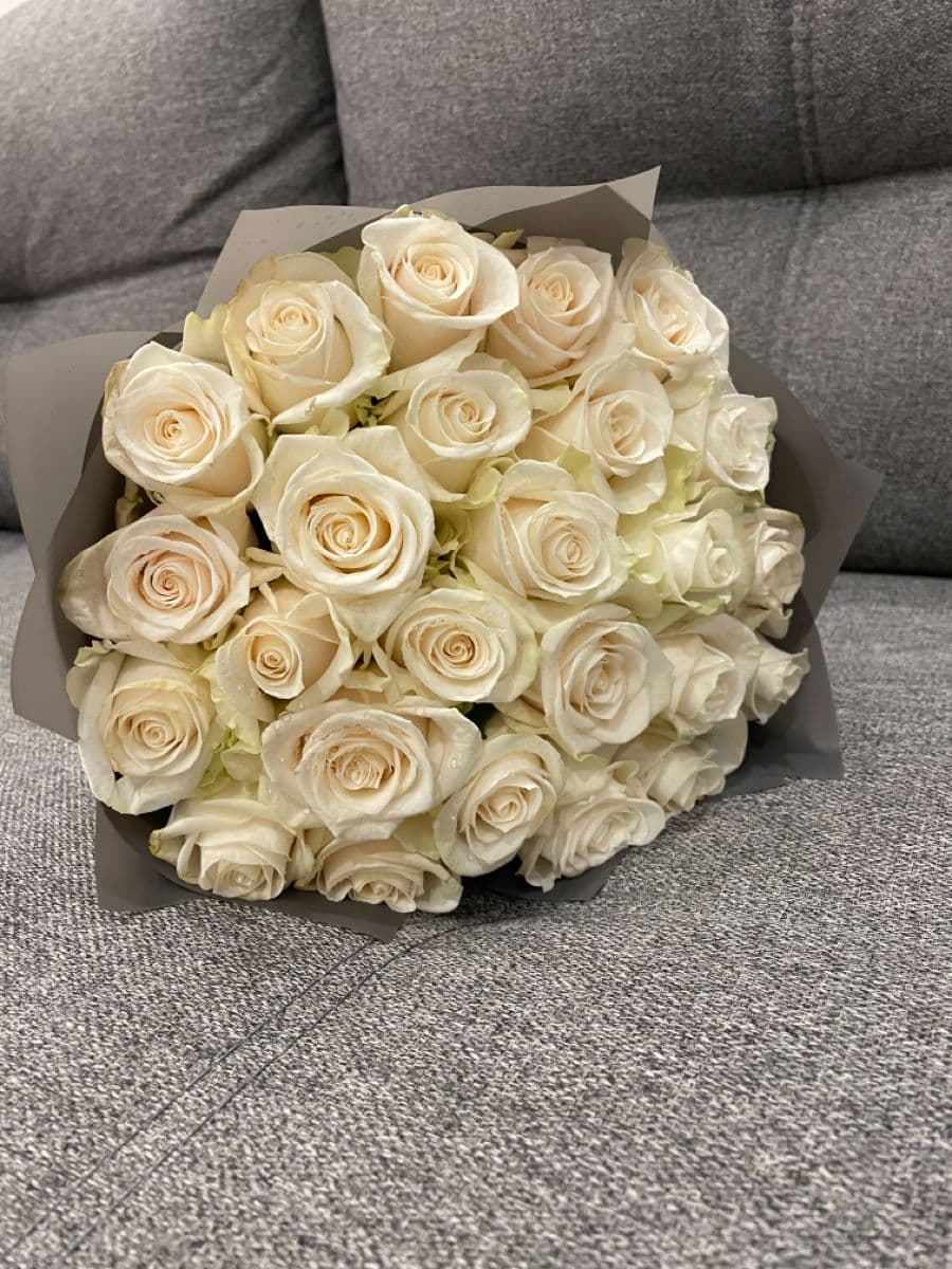 5 white roses