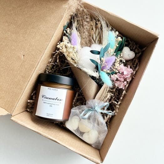 Gift set with dried flowers, candle and aromasash