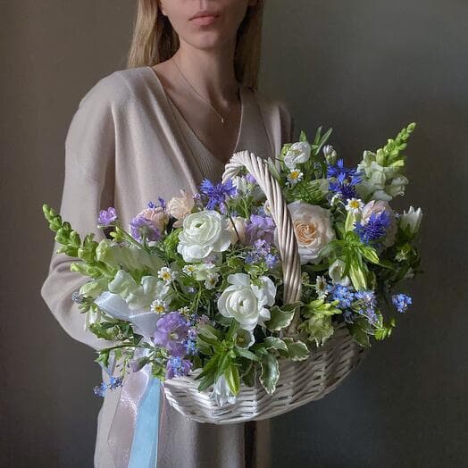 Basket in white and blue gamut with forget-me-nots and daisies