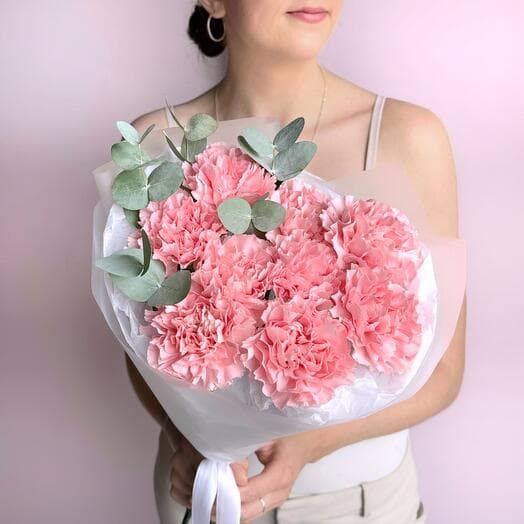 Воздушный букет розовый диантус и эвкалипт