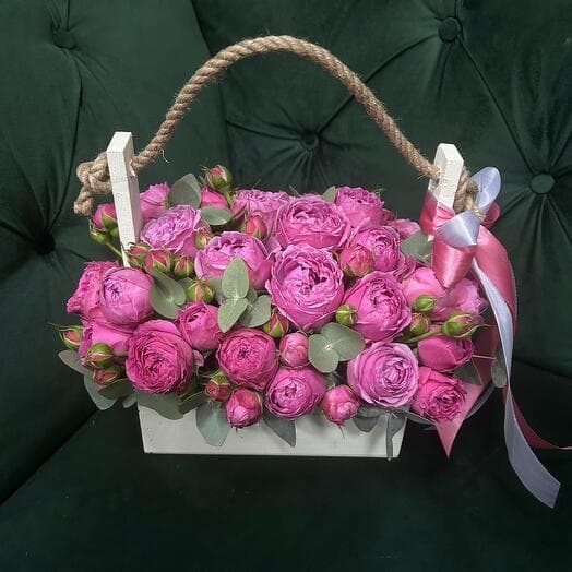 Pionovid roses of mysty Babble in a wooden box