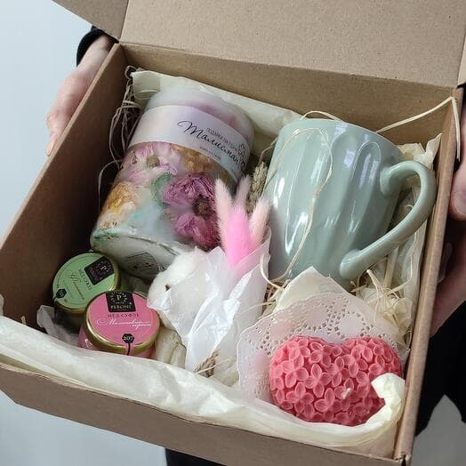 Large gift set with candles and honey