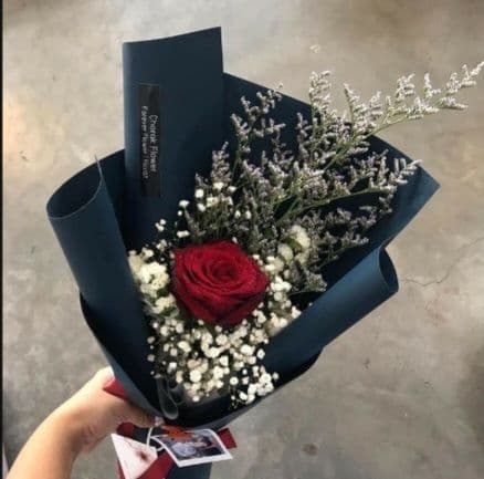 Fresh single-flower bouquet 🌿