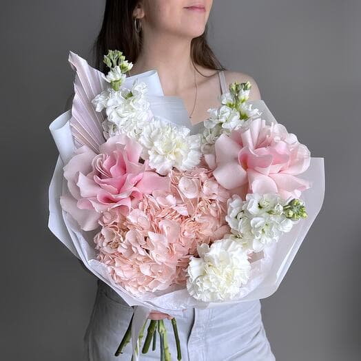 Нежный букет  французская роза, гортензия, маттиола и пальма