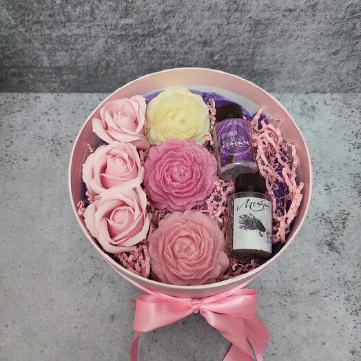 Gift Box of soap roses of candles and salt for the bathtub lavender