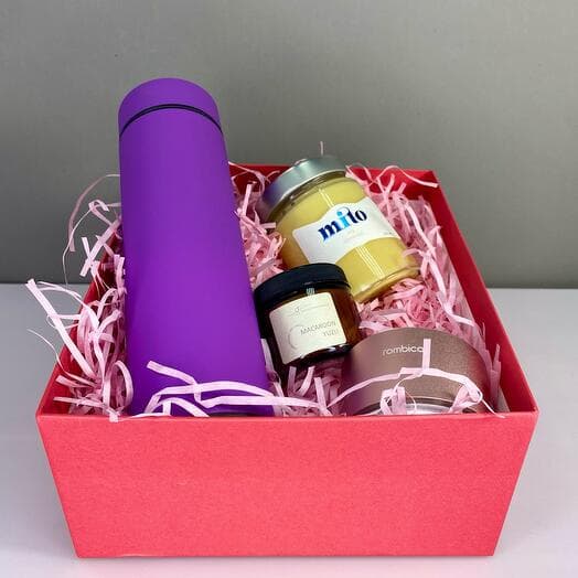Gift set with a column for March 8