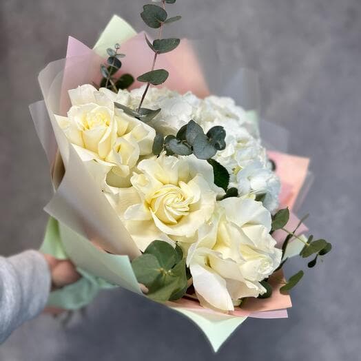 Букет из белой гортензии и белых французских роз