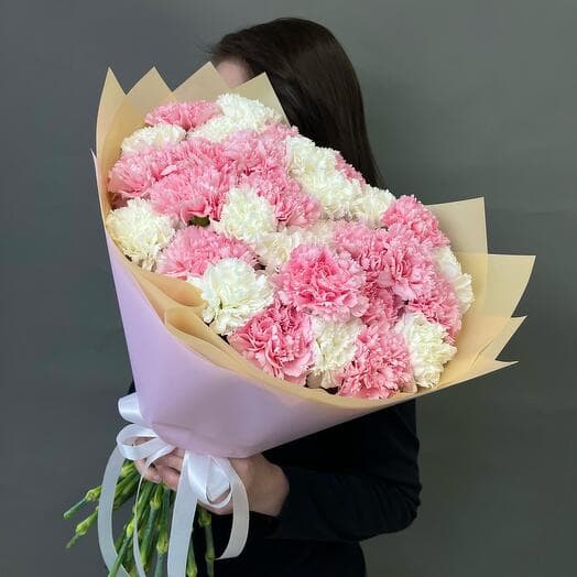 Букет из розовых и белых Диантусов 31шт