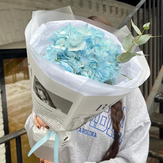 Букет из голубой гортензии