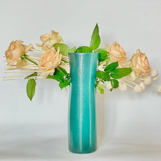Horizontal ikebana with roses (with an author's vase)