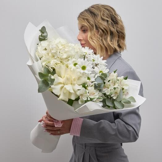 Building white bouquet of hydrangea and French rose