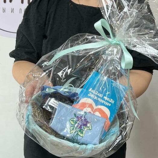 Gift set in a wicker basket for tea fans