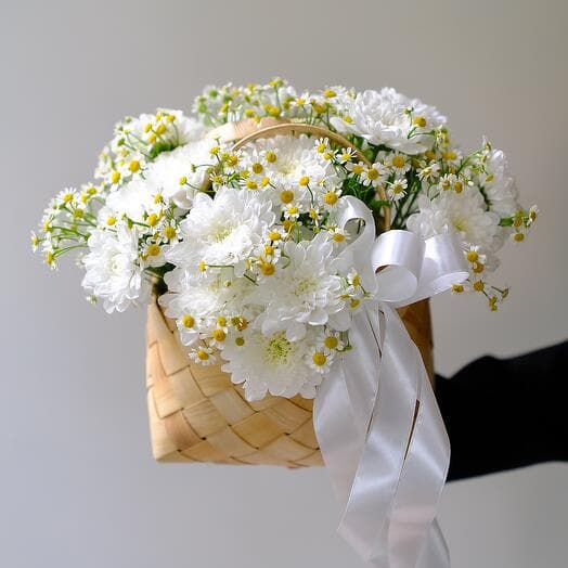 Basket with chrysanthemums and daisies fb328