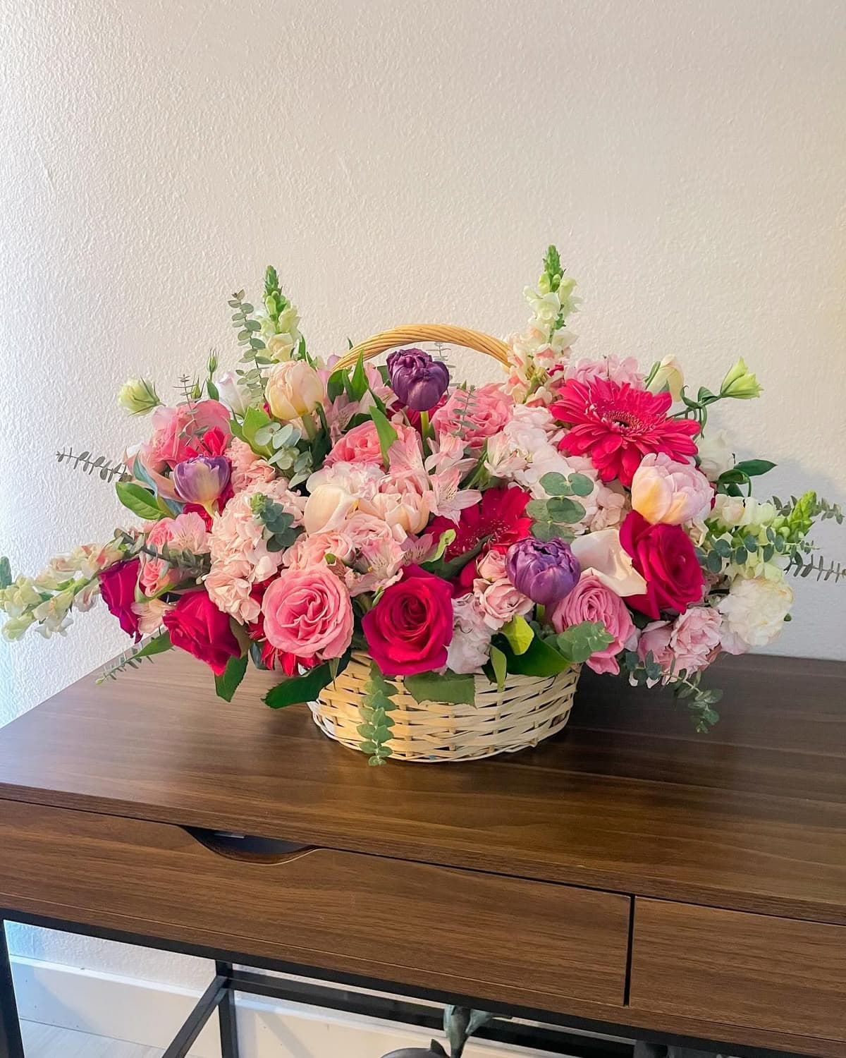 Яркий букет в корзине 🌷