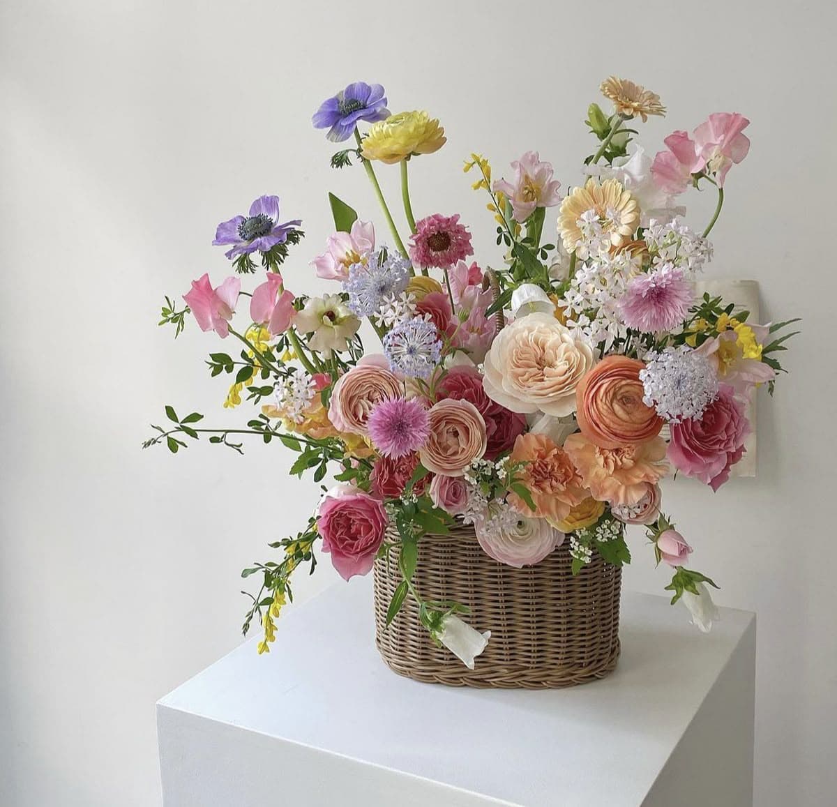 Романтичный сюрприз в корзине 💐