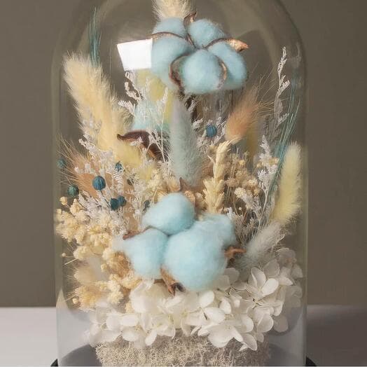 Dry -flowers composition in a flask