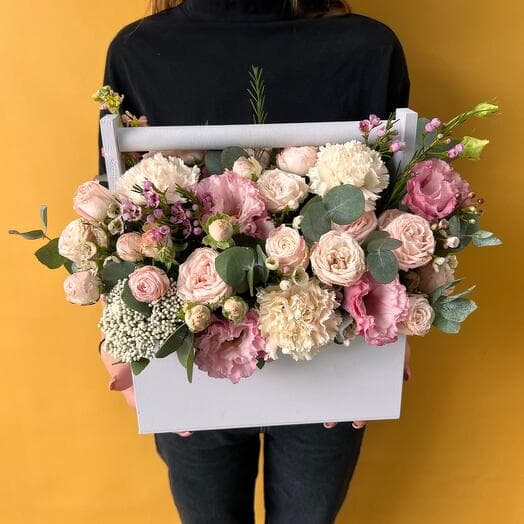 Box with bush roses "Mona Lisa"