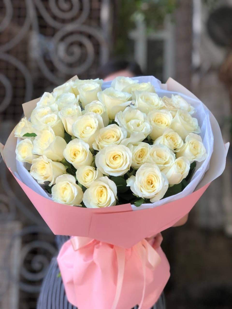 25 white roses