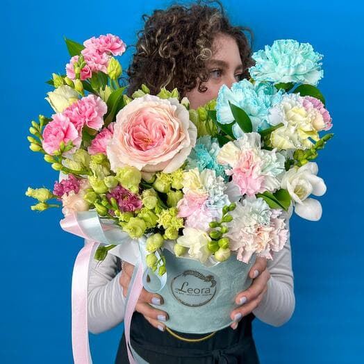 Flowers in the box Japanese roses Tsumugi (TSUMUGI) with rainbow diatus. Composition Bouquet 567. Leora Flowers Floral Fashion House