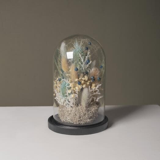 Composition of stabilized colors and dried flowers in the flask 15