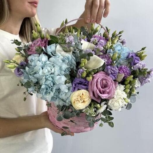 Basket with roses of hydrangea and callas