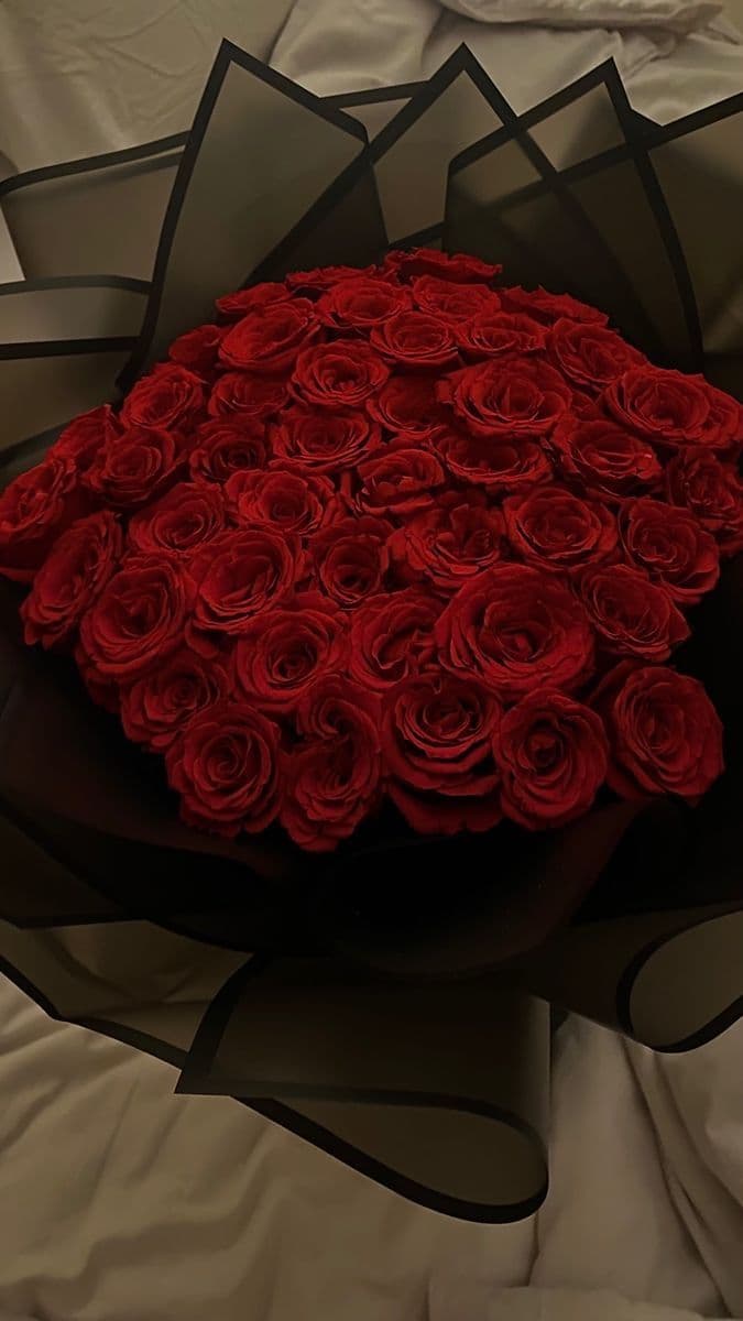 25 red roses