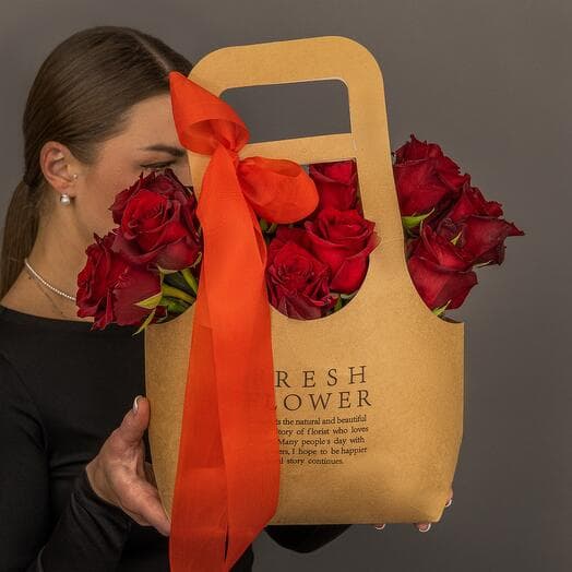 Bag with red Ecuador roses ️
