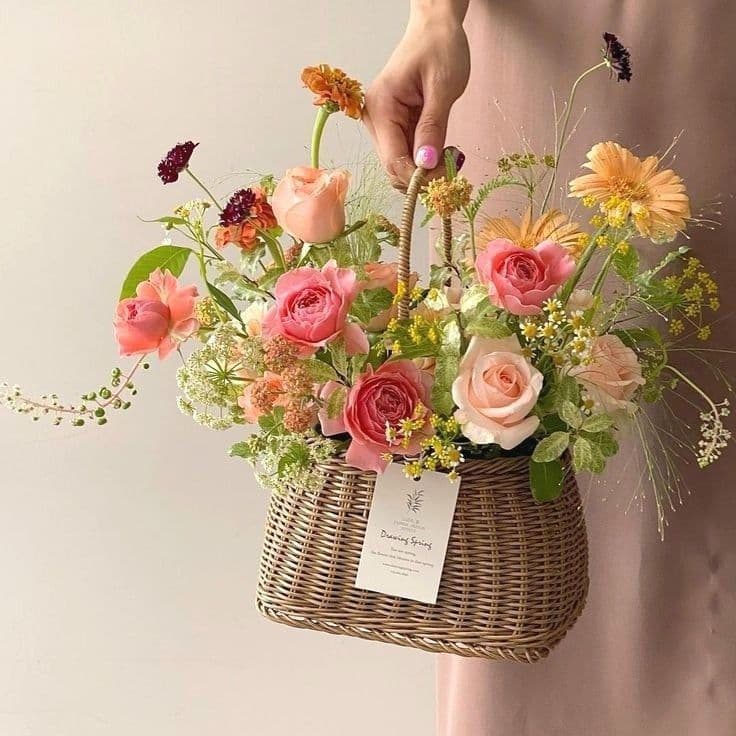 Нежная композиция в корзине 🌹