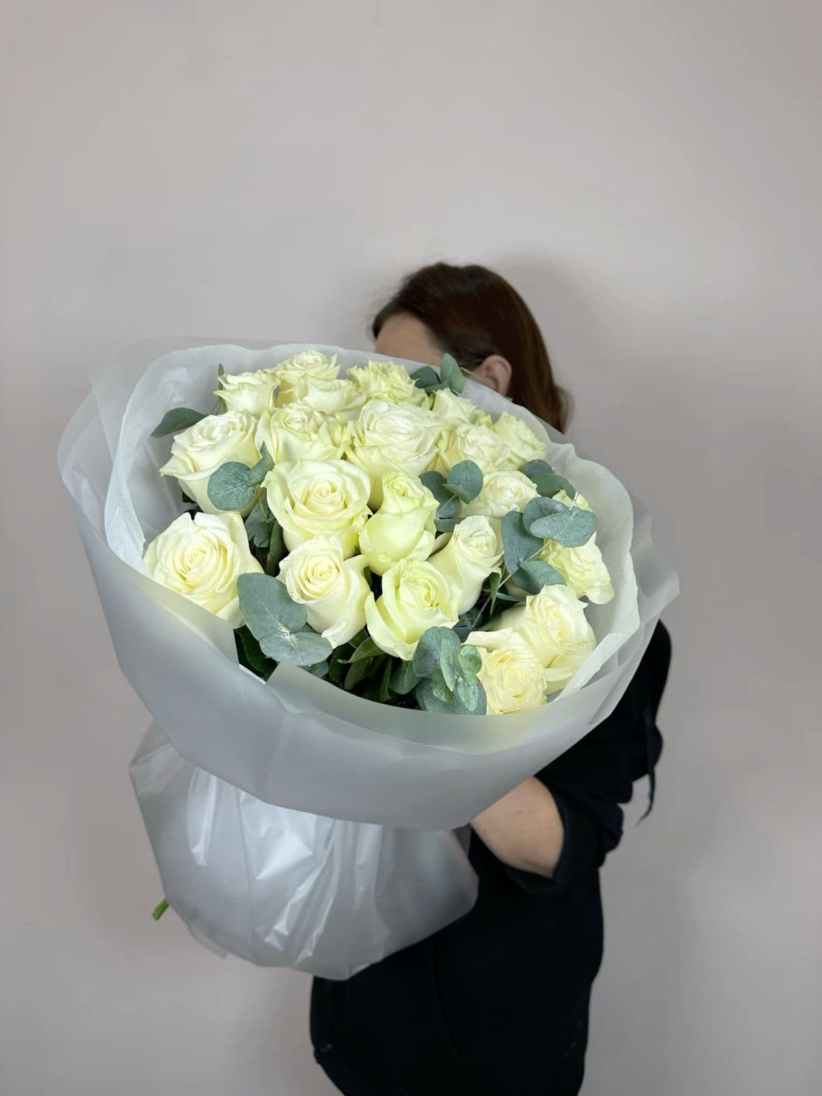 7 white roses