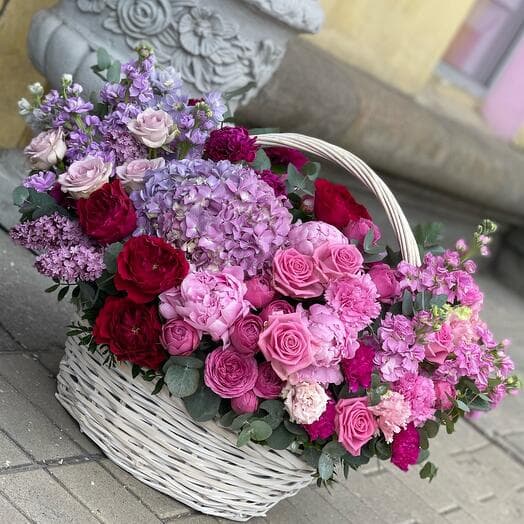 Корзина с цветами (гортензии, розы,пионы,  кустовые розы и тд)