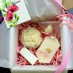 Подарочный набор«Ароматное путешествие» свеча пион и арома саше из воска0