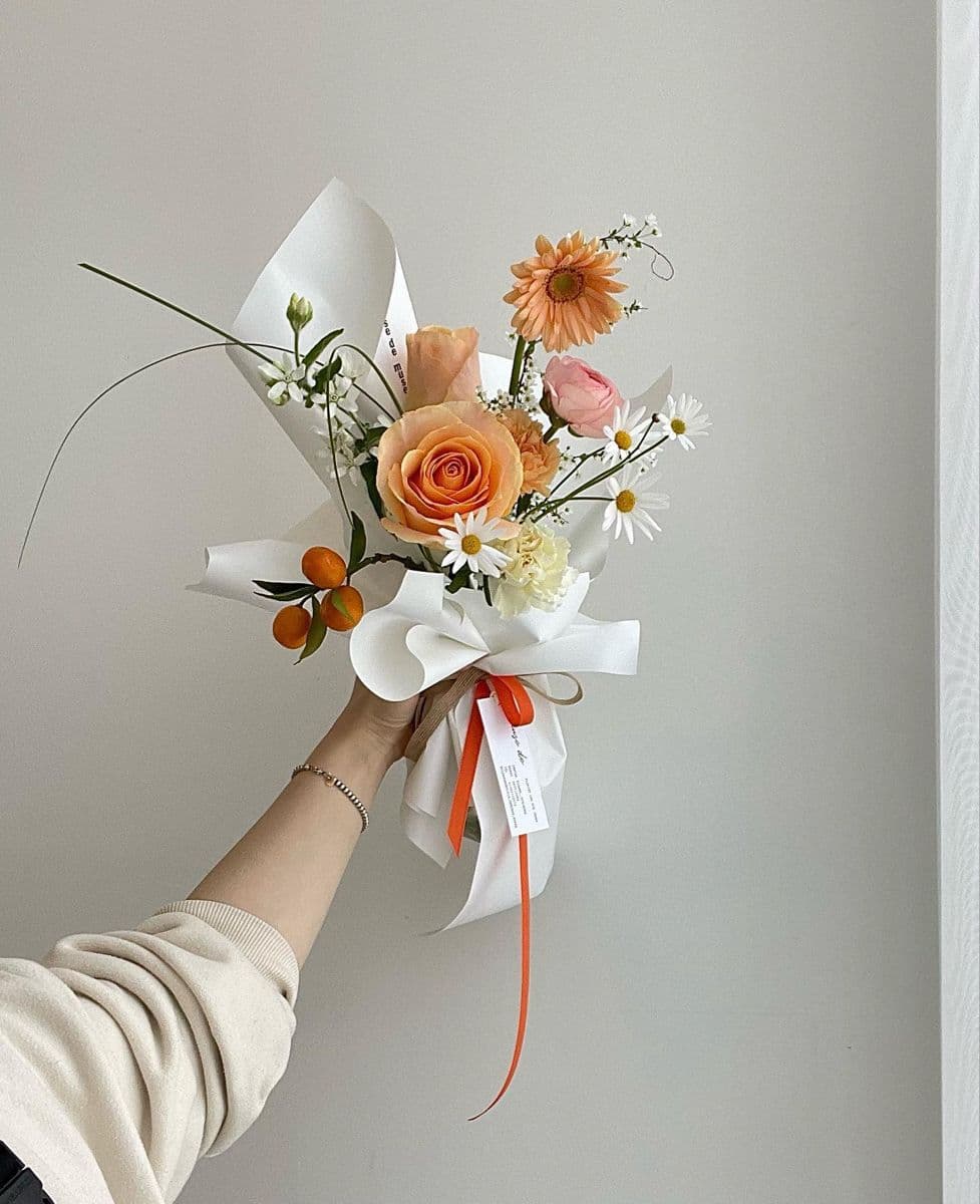 Bright mono bouquet 🌷