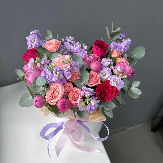 Fragrant mattiol and bush pionivate roses with a hat box (0005000)