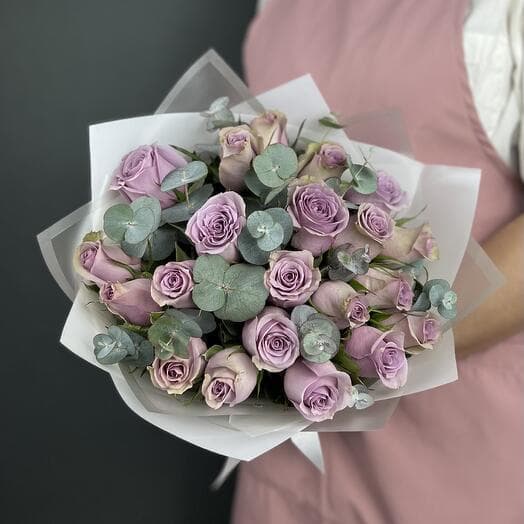 Букет роз. Фиолетовые Розы 21 шт и Эвкалипт