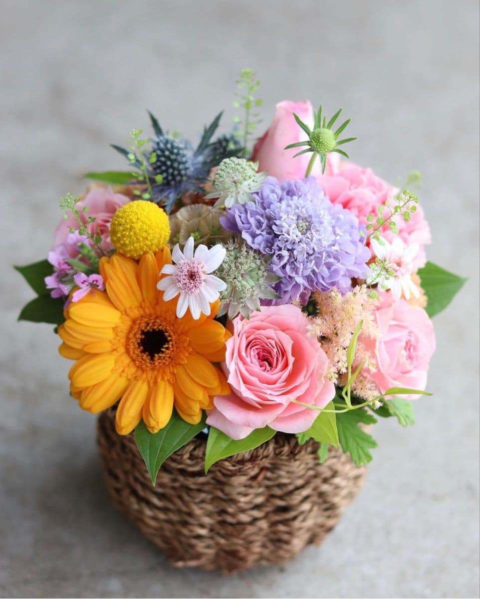 Яркий букет в корзине 🌷