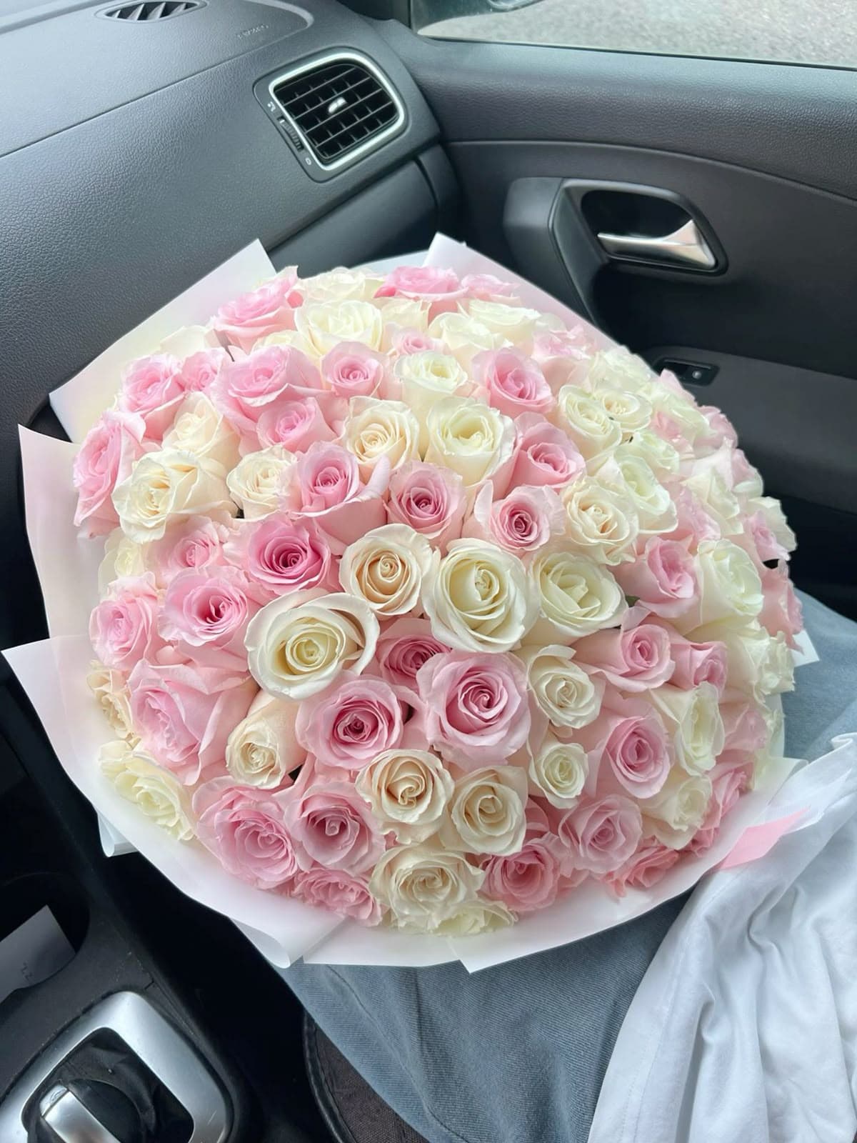 11 розовых роз