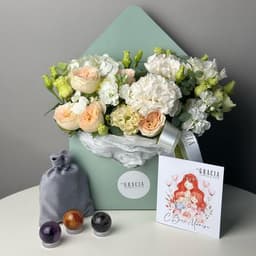 Подарочный набор  из цветочной композиции, натуральных камней-талисманов и открытки0