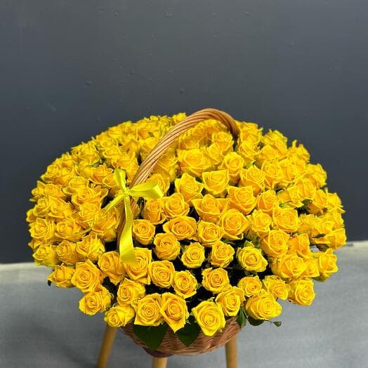 Солнечные розы в корзине