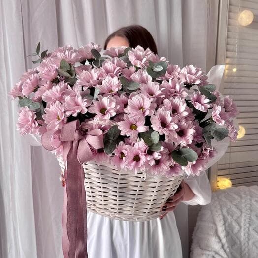 Basket with pink daisies and twigs of eucalyptus🌿 beloved size l
