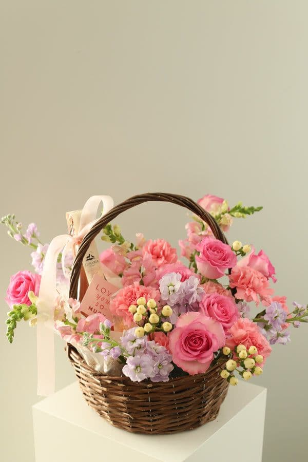 Нежная композиция в корзине 🌹