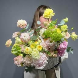 Basket with roses, peonies and anti -trims 2390