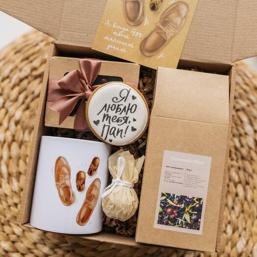 Gift set for dad with a mug, tea, honey and nuts