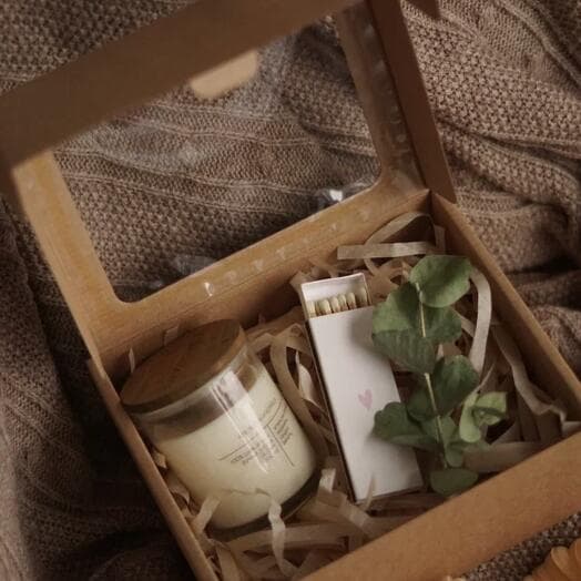 Gift set with a candle with a wooden wick and matches