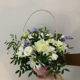 Корзина с цветами с розами и хризантемой0