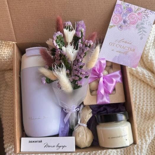 Gift set for a girl, mom, girlfriends with a thermal circle, a bouquet and a candle