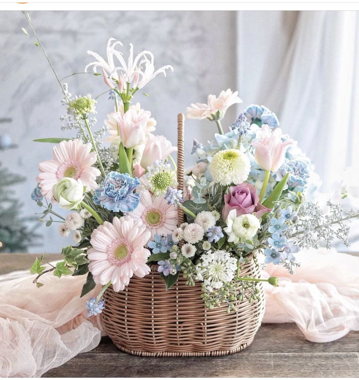 Романтичный сюрприз в корзине 💐